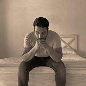 Ehsan Khajeamiri Instagram - دلم خیلی براتون تنگ شده رفقا شما هم مثل من نشستین این روزها بگذره کامنت ها رو میخونم یکم از حال هواتون در قرنطینه بگین ❤️