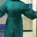 Ehsan Khajeamiri Instagram - این روزها همه دنیا در برابر از خود گذشتگیه کادر درمانی سر تعظیم فرود آوردن این اهنگ و یادم‌نمیاد کی‌خوندم ولی از موسیقی زیباش معلومه کار فردین خلعتبری نازنینه ترانه هم مطمنا از دکتر‌ یداللهی عزیز هست منم که جوان و جویای نام بودم تن تون سالم باشه انشالا 😘❤️❤️