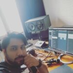 Ehsan Khajeamiri Instagram - ظهر جمعه بخیر حسنی به مکتب نمی رفت وقتی میرفت جمعه میرفت حکایت منه امیدوارم آهنگ نگو برگرد و دوست داشتین یه کار جدید انشالا بزودی 🙈