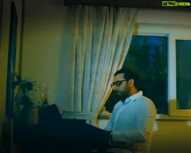 Ehsan Khajeamiri Instagram - نوستالژی .......متاسفانه اطلاعات زیادی از خالقان این اثر ندارم اما این قطعه رو خیلی دوست دارم. ملودی اینکار در دستگاه همایون هست و تا به حال خواننده های زیادی این کار و اجرا کردن که با صدای سرکار خانم افسر شهیدی معروفترین ورژنش هست .