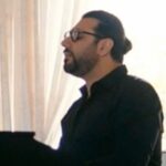 Ehsan Khajeamiri Instagram - تصمیم دارم چنتا از ترانه های خاطره انگیز قدیمی که خیلی دوست دارم رو تو‌این چند روز تعطیلات با این پیانو دیجیتال کوچک که اینجا دارم بخونم و با شما به اشتراک بذارم بمونه یادگاری از عید ۱۴۰۲ رفقا شما نظری ندارین ؟ پیک‌سحری از استاد همایون خرم ترانه کریم فکور