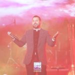 Ehsan Khajeamiri Instagram - همین از تمام جهان کافیه،همینکه کنار شماها نفس میکشم… اولین کنسرت نوروزی سال جدید ۱۰ فروردین میبینمتون ❤️ تهیه بلیت از سایت ملوتیک www.melotik.com
