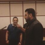 Ehsan Khajeamiri Instagram - هر کی تونست سه بار بگه یه شال سرخ دو شال سرخ سه شال سرخ شش شال سرخ 🤣🤣
