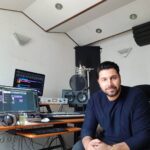 Ehsan Khajeamiri Instagram - یه دست و سوت به افتخارم که بعد از چند ماه اومدم دفتر سر کار خسته نشم یه وقت اینهمه کار میکنم من 😂😂🤓🤓🤓🤓