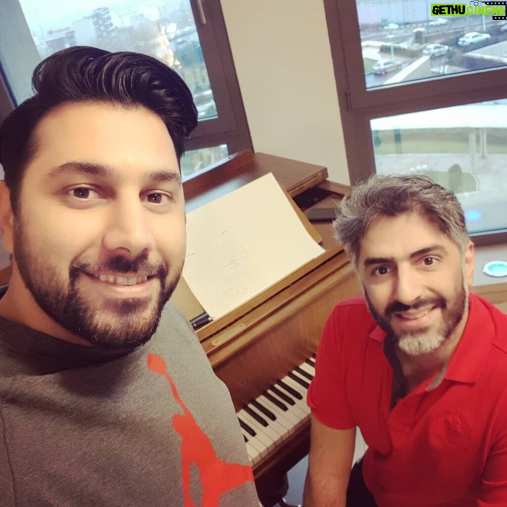 Ehsan Khajeamiri Instagram - با بهترین آهنگساز ایران کارای خفنی در راه هست انشالا 😘