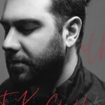 Ehsan Khajeamiri Instagram - تقدیم به شما عزیز ترین هام با رویای روزهایی پر از عشق و آرامش 💙 تشکر از رفیق عزیزم حامد برادران که خیلی دوستش دارم و قرار هست در آینده زیاد از ما کار مشترک بشنوید این قطعه سر آغاز همکاری من با محمد و مجتبی حاتم پور عزیز در این فصل تازه هست آوای فروهر تقدیم میکند