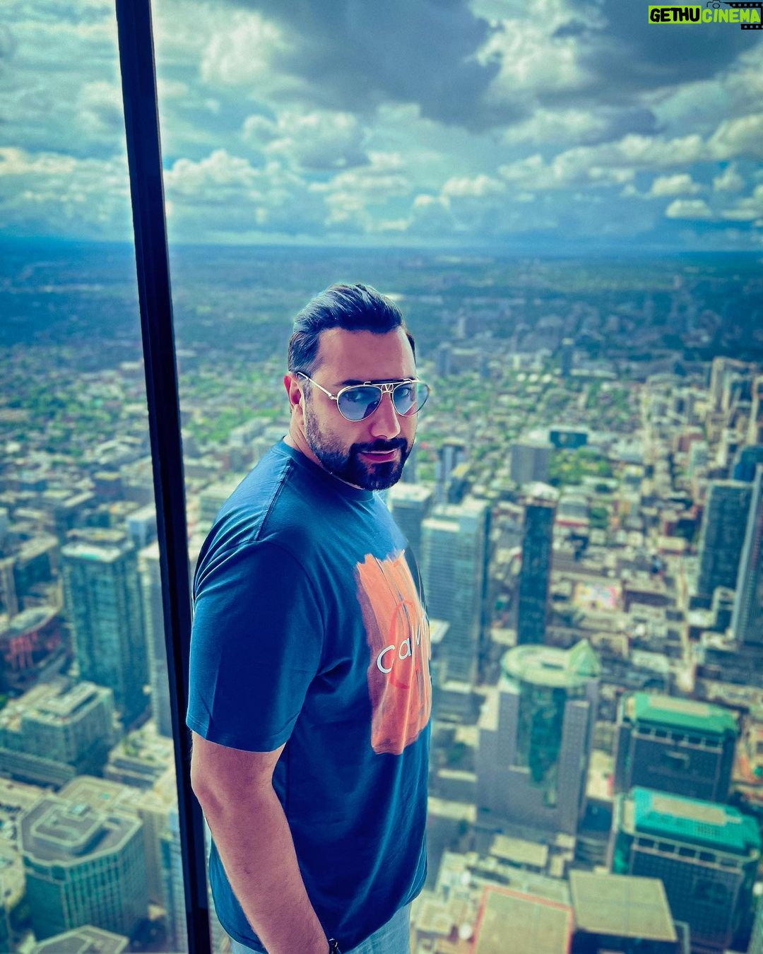 Ehsan Khajeamiri Instagram - آسمون همه جا این رنگیه فقط تفاوت در قوانین رو زمینه CN Tower / Tour CN