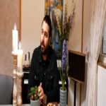 Ehsan Khajeamiri Instagram - سلام دفتر قرن چهاردهم هم بسته شد بیاین به فال نیک بگیریم و از این یکککک شروع کنیم از اول ۱۴۰۱. امید داشته باشیم به آینده و پر از انگیزه ی تازه بشیم . سال گذشته خیلی حالمون خوب نبود به امید خدا امسال خیلی خوب میشه❤️ انشالا از نزدیک میبینمتون 😍 دوستتون دارم خیلییییی نوروزوتون مبارکککک ❤️😘 ۰۱/۰۱/۰۱ #احسان خواجه امیری #سال نو #نوروز