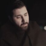 Ehsan Khajeamiri Instagram - موزیک ویدیوی ترانه ی کوچ و میتونید از سایت موزیک ما و پلتفورم های معتبر تماشا کنید امیدوارم دوست داشته باشید 💙 @musicema کارگردان : سامان اکبرزاده آرت : استدیو رویال برند هال با تشکر از : مینا بابابی @saman_akbarzadeh_official @royalbrandhall تدوین : @meysam_akbariy @minababaei_