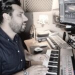 Ehsan Khajeamiri Instagram - پائیز بهانه ای شد برای خوندن ...🧡🧡