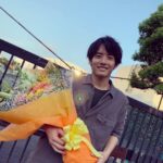 Eiji Akaso Instagram - 「石子と羽男」最終話終わりました！ 最後のお二人の掛け合いが最高でした、、！ 大庭くん、もう騙されないでと願うばかりです笑 観てくださった皆様、本当にありがとうございました！ #1枚目は最初の頃撮った写真 #インの時から暑かったですね #2枚目はアップの写真 #暑かったですね #石子と羽男とかけまして夏とときます #そのこころはどちらも #あつかったでしょう