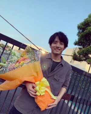 Eiji Akaso Instagram - 「石子と羽男」最終話終わりました！
最後のお二人の掛け合いが最高でした、、！
大庭くん、もう騙されないでと願うばかりです笑
観てくださった皆様、本当にありがとうございました！
#1枚目は最初の頃撮った写真
#インの時から暑かったですね
#2枚目はアップの写真
#暑かったですね
#石子と羽男とかけまして夏とときます
#そのこころはどちらも
#あつかったでしょう