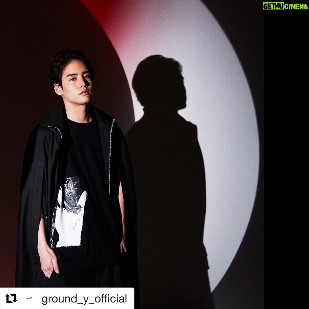 Eiji Akaso Instagram - Ground Yさんとコラボさせて頂きました。 とてもかっこいいです! 是非チェックして下さいませ! #Repost @ground_y_official with @get_repost ・・・ ブランド4周年を記念して7名(赤楚衛二・黒羽麻璃央・武田玲奈・森田美勇人・横田ひかる・adieu(上白石萌歌)・SKY-HI)※五十音順 とのコラボレートアイテムを4月21日(水)より順次発売が決定 本collectionの為に7人各々が独自の想いを込めて作成した直筆のアートワークやドローイング、メッセージ、サインなどを、ヨウジヤマモト社の物作りのDNAを継承するGround Yのフィルターを通して昇華。 詳細 https://theshopyohjiyamamoto.jp/shop/t/t1317/ #赤楚衛二 #黒羽麻璃央 #武田玲奈 #森田美勇人 #7order #横田ひかる #adieu #上白石萌歌) #SKYHI #groundy #yohjiyamamoto #グラウンドワイ #ヨウジヤマモト #山本耀司 #y3 #4th #anniversary #collaboration #laforetharajuku #shinsaibashiparco