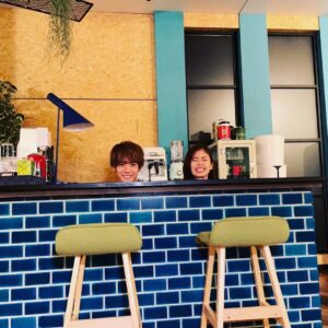 Eiji Akaso Instagram - 「彼女はキレイだった」第9話
今夜21時放送です！
さぁ、団結したモストは強いですよ。
是非お楽しみ下さいませ！
写真はジャクソンと生首ごっこ
#彼女はキレイだった
#かのきれ
#生首
#夏の夜のホラー
#ハートブレイク旅行お疲れ様