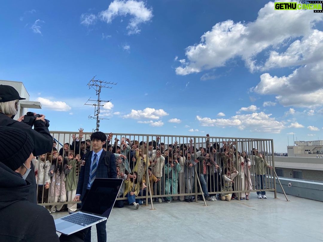 Eiji Akaso Instagram - #ゾン100 #zom100 #オフショット #屋上って眩しいんだぜ