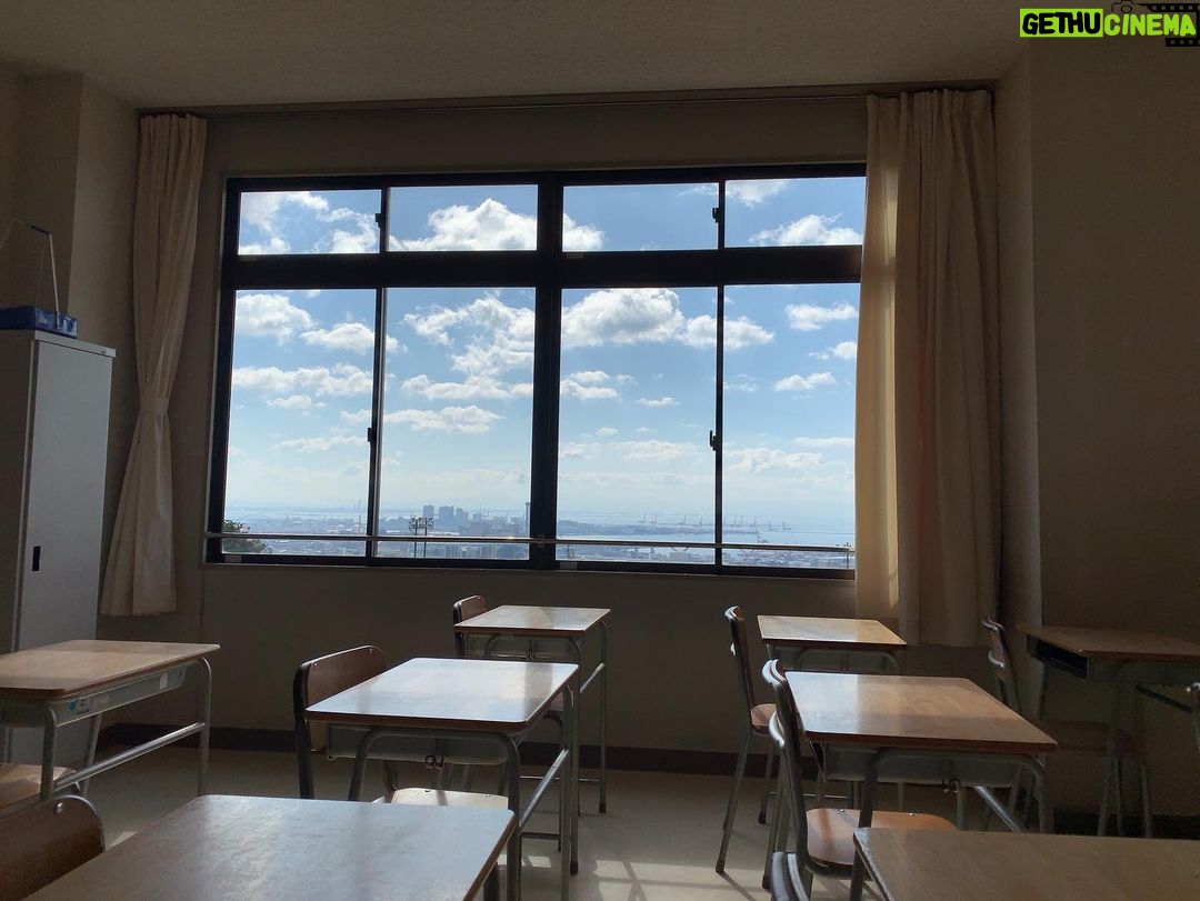 Eiji Akaso Instagram - こんにちは。 赤楚です。 最近はフェイスシールドを現場で使いまして、強風でシールドが顔にバチバチ当たって面白いなぁと思いました。 そしてカメラロールはマネージャーさんに送る検温の写真しか撮ってないので画面いっぱいシュールな感じになっています。 と言うことで#ふりふら思い出フィルム を。 これ去年の撮影してた頃ですね。 とてもイイカンジ⤴️です。 ではまた!