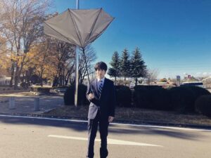 Eiji Akaso Instagram - 教場0  第一話視聴して下さった皆様、ありがとうございました！
明日21時から第二話放送です！
リベンジ瓜原、是非見守ってください👮‍♀️
#風間公親 
#風間公親教場０ 
#写真は唯一のオフショット
#無風
#傘開いたら開き過ぎたやつ
