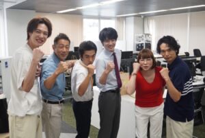 Eiji Akaso Instagram - ドラマ 「こっち向いてよ向井くん」 最後までみてくださって本当に有難うございました🙌 令和ならではの恋愛観、結婚観、大いに学びました✨ 本当にスタッフキャストの皆様が素敵な方々だったので本当に助かりました😭 感謝です！！ そしてありがとうよ！ 向井！！！ #こっち向いてよ向井くん #素敵なメンバーと #パシャリ #楽しかったです #アップはぼっち