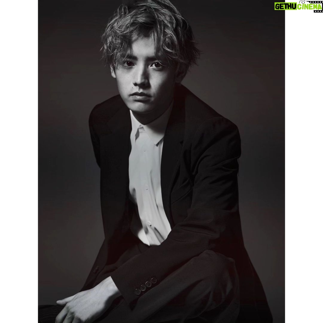 Eiji Akaso Instagram - インタビュー&フォトブック『E』(ワニブックス) 出させて頂きます。 1年半かけた渾身の一冊です。 是非お楽しみにして下さいませ😊