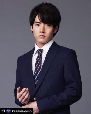 Eiji Akaso Instagram - #風間公親 － #教場0 －
瓜原潤史役で出演させて頂きます。
宜しくお願い致します。

#Repost @kazamakyojo with @use.repost
・・・
.
◢◤ #風間公親 新キャスト解禁◢◤ 

𓂃#風間公親 － #教場0 －
　　登場人物𓂃✎

■ 瓜原潤史 /  #赤楚衛二 ■

地域課の警官として、空き巣の常習犯逮捕の手柄を立て、署長から表彰され、犯罪捜査を学ぶため捜査一課の風間道場への異動を命じられる。自分の身なりには無頓着で、いつも髪がボサボサ。緊張しやすい性格で、殺人事件の最前線で風間の厳しい指導を受ける環境に、いつも胃痛がしている。空き巣の常習犯を逮捕した際も、容疑者に対して、怒鳴ったり詰めたりせず、相手に寄り添って接したことで、犯人を自白させた。

#風間公親 － #教場0 －
#赤楚衛二