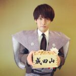 Eiji Akaso Instagram - 本日は成田山不動尊での豆まきに参加させて頂きました。 凄く素敵な経験が出来ました。 そしてインスタライブありがとうございました。 恵方巻も美味しかったです。 #成田山不動尊 #豆まき #落花生投げ #英語にすると #ピーナッツスローイング #福原さんに当たっちゃいました #遥ちゃんごめんなさい #豆上がれ！