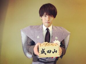 Eiji Akaso Instagram - 本日は成田山不動尊での豆まきに参加させて頂きました。
凄く素敵な経験が出来ました。
そしてインスタライブありがとうございました。
恵方巻も美味しかったです。
#成田山不動尊
#豆まき
#落花生投げ
#英語にすると
#ピーナッツスローイング
#福原さんに当たっちゃいました
#遥ちゃんごめんなさい
#豆上がれ！