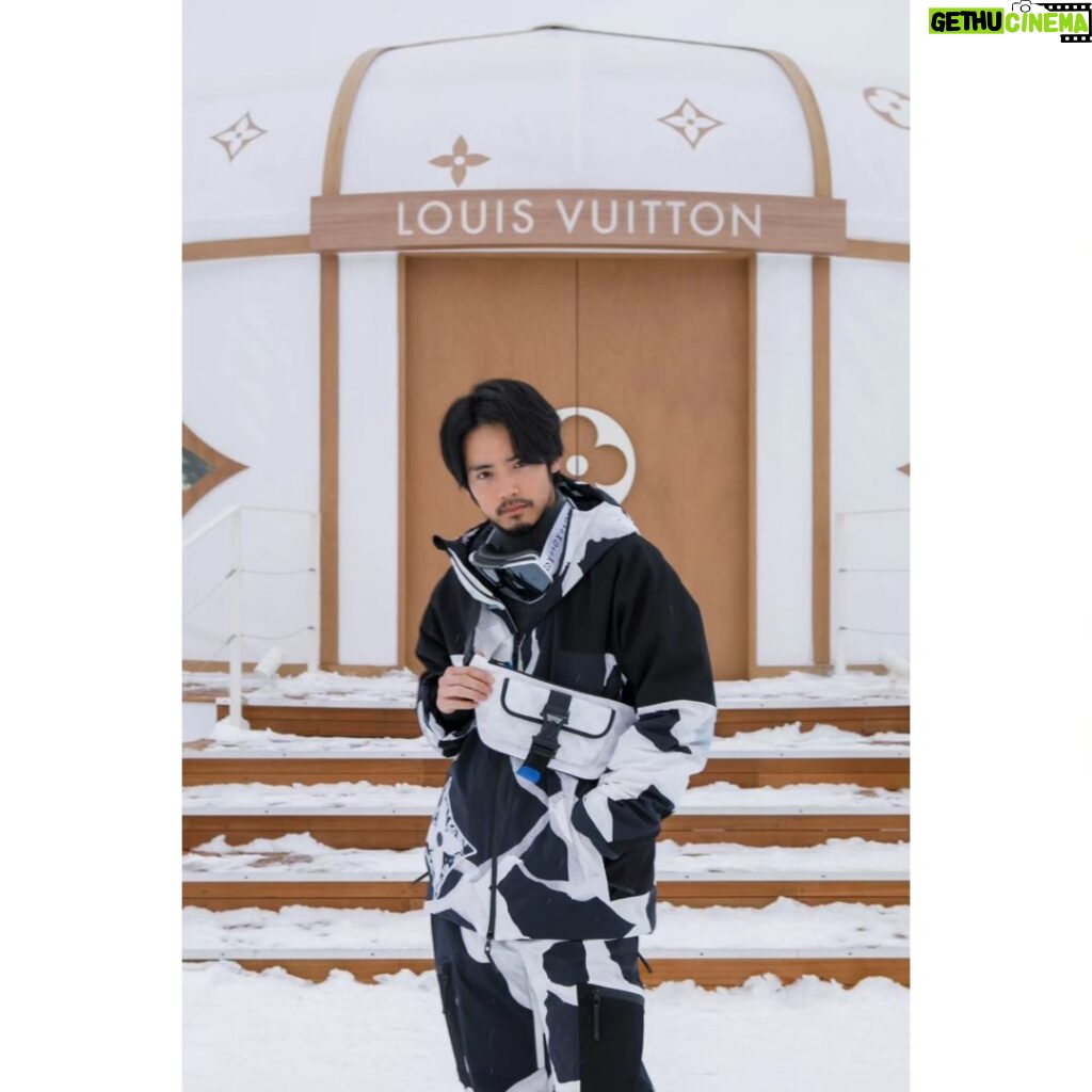 Eiji Akaso Instagram - Thank you @louisvuitton ルイ･ヴィトン ニセコ ウィンターリゾート ポップアップストアにご招待いただきました！ 白銀世界のLV仕様のゴンドラにユルト、とっても素敵でした😊 LV SKIはデザインも機能性も最高でした🙌 #invitedbyLouisVuitton #LouisVuitton #LVSki #LVNiseko #LVFashion