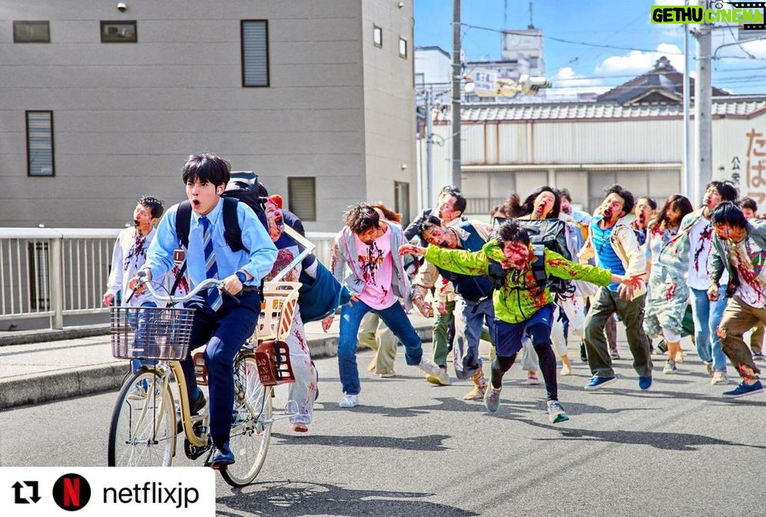 Eiji Akaso Instagram - 情報解禁されました! Netflix映画「ゾン100 〜ゾンビになるまでにしたい100のこと〜」 天道輝役で出演させて頂きます! 是非お楽しみにしてて下さい🙌 #Repost @netflixjp with @make_repost ・・・ 🚴Netflix映画『ゾン100 ~ゾンビになるまでにしたい100のこと』場面写真初解禁! 「街中にゾンビが溢れてブラックな俺の人生は明るく輝き出した!」 ストレスだらけの現代社会に贈る、爽快コメディゾンビホラー。 主演 赤楚衛二 監督 石田雄介 2023年全世界独占配信決定🎉 #赤楚衛二 #石田雄介 #ゾン100 #ゾンビになるまでにしたい100のこと #GeekedWeek