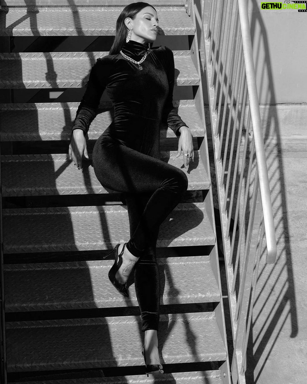 Eiza González Instagram - @elleusa with the utterly talented @gregwilliamsphotography 🖤