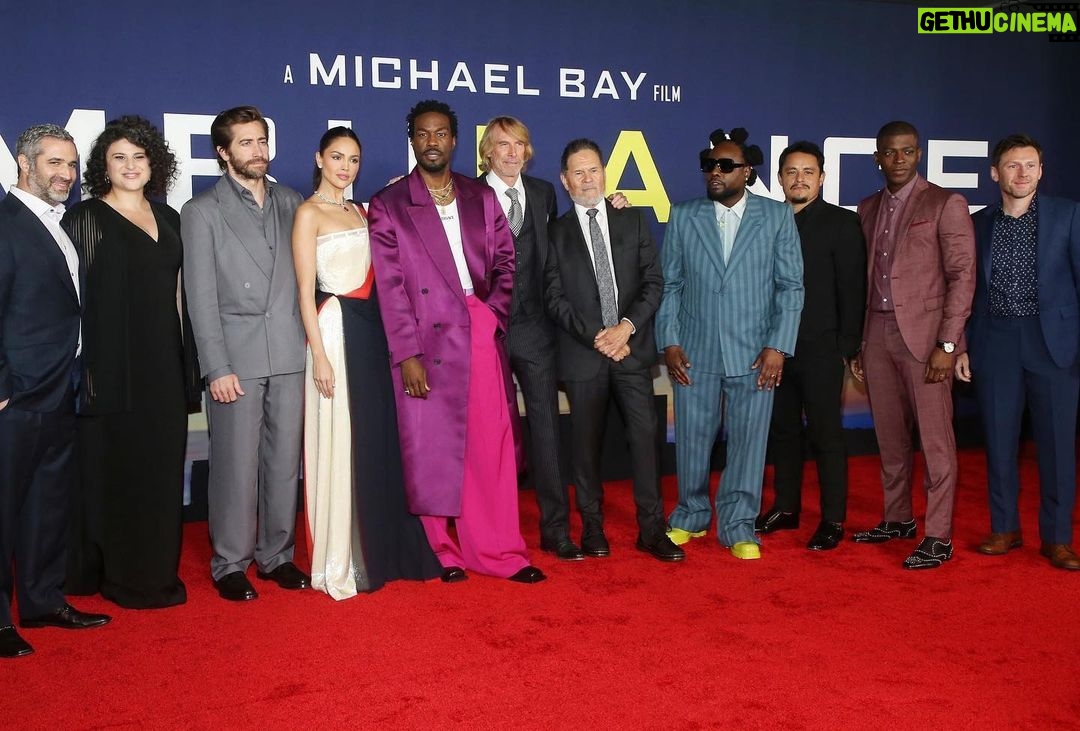 Eiza González Instagram - All smiles for @ambulancethemovie Los Angeles premiere with our entire cast. I love you all so much and I’m so proud of what you all brought. What a beautiful family! Come watch them do their thing April 8th in theatres ❤️🔥
