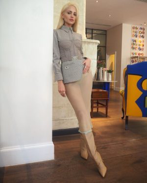 Eiza González Instagram - Hi sunny London 💛 press day in @fendi ☀️