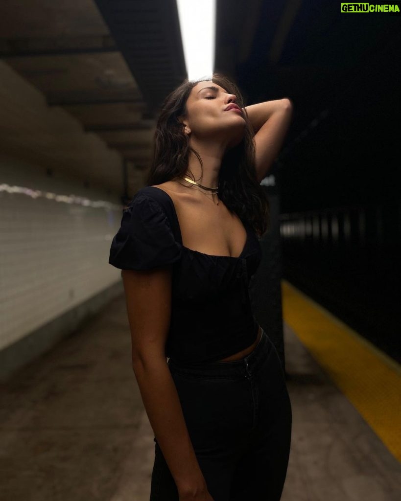 Eiza González Instagram - Subway series for @hollywoodreporter @tiff_net #ICareALot