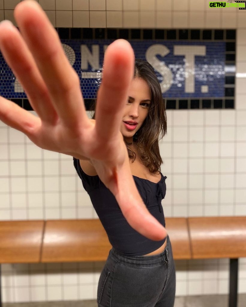 Eiza González Instagram - Subway series for @hollywoodreporter @tiff_net #ICareALot