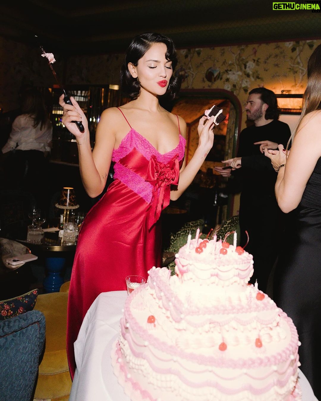 Eiza González Instagram - Happiest time🌹. @parkhomaaa Broadwick Soho