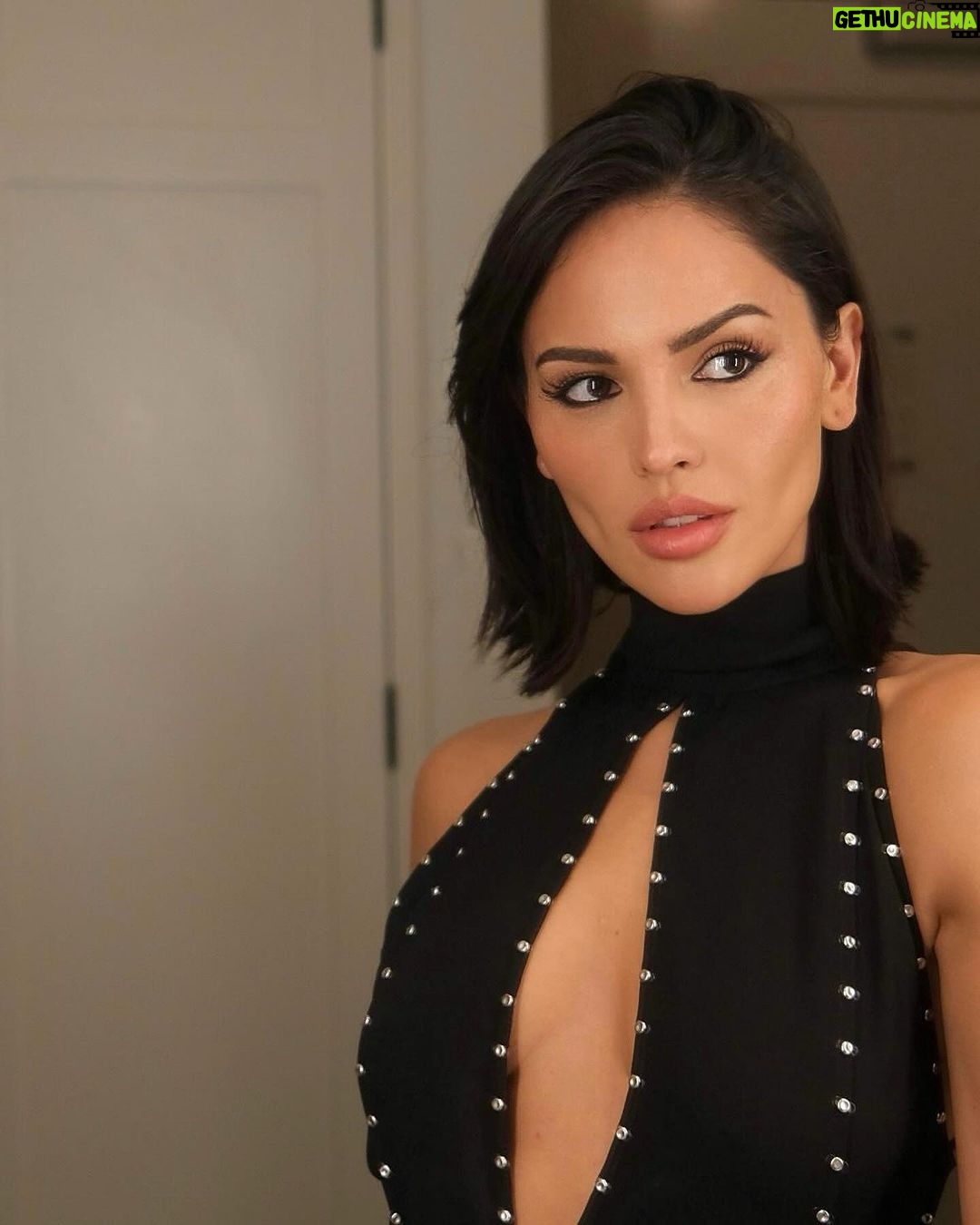 Eiza González Instagram - Mr & Mrs Smith premiere💣 Mayor congratulations to the entire team involved. The show is absolutely brilliant. We had fun joining to play and be camp for a bit ❤️😂 Check out @mayaerskine and @donaldglover on @amazonprime Feb 2nd Couldn’t found a better Mr and Mrs Smith.