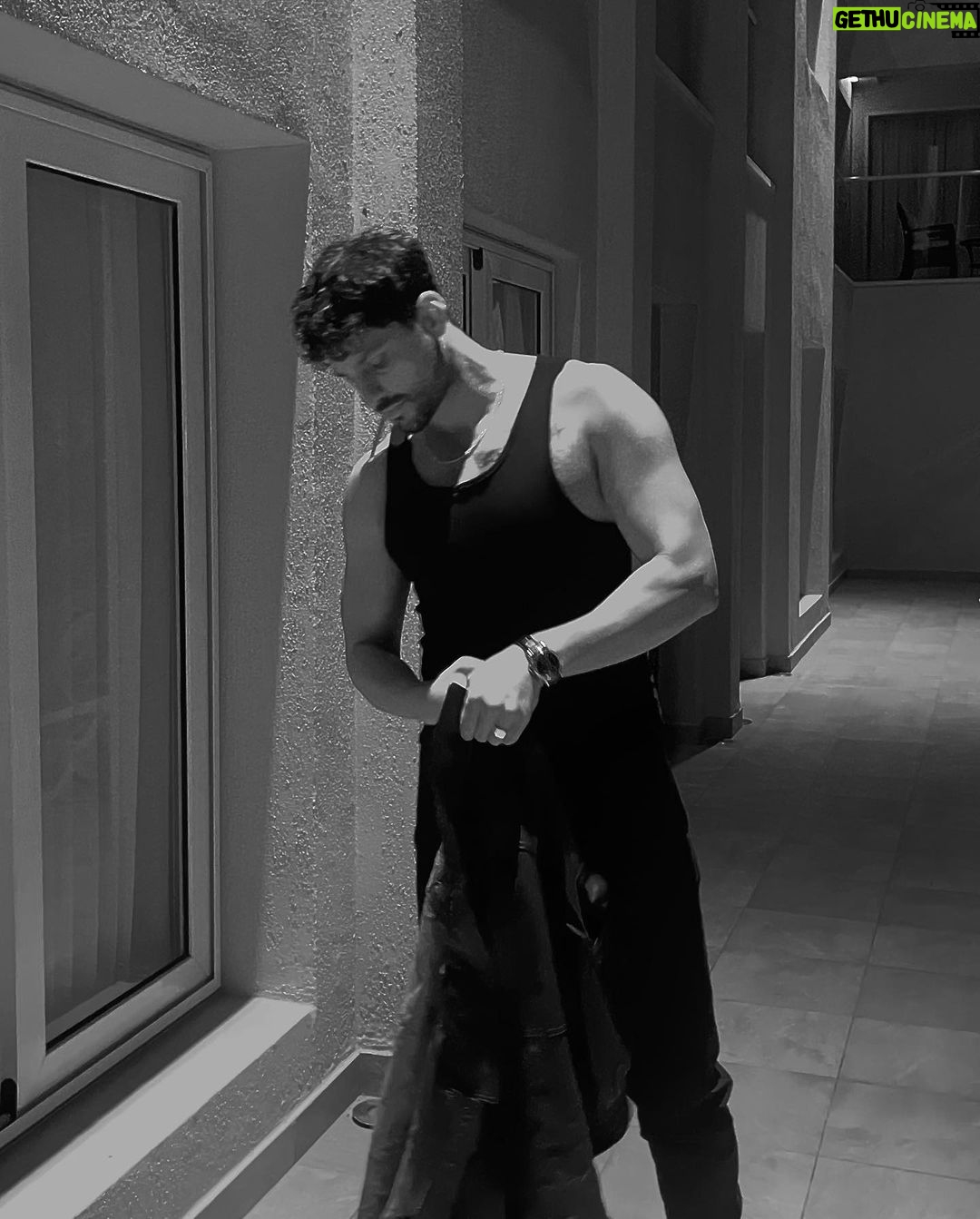 Ekin Mert Daymaz Instagram - Anlamsız bir seri