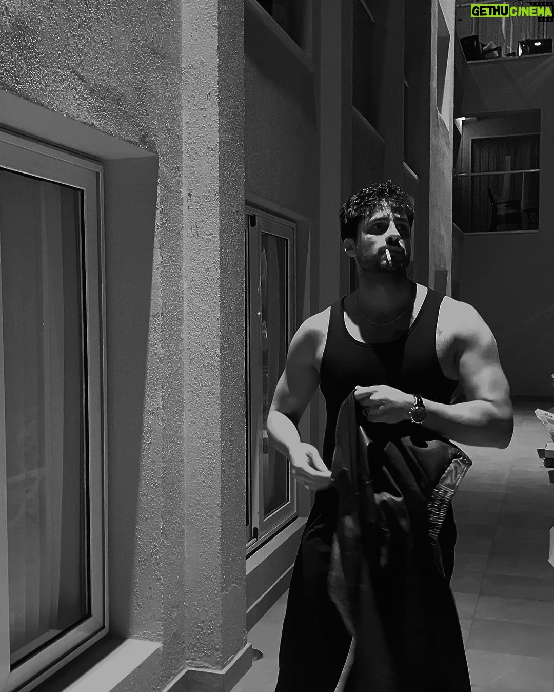 Ekin Mert Daymaz Instagram - Anlamsız bir seri