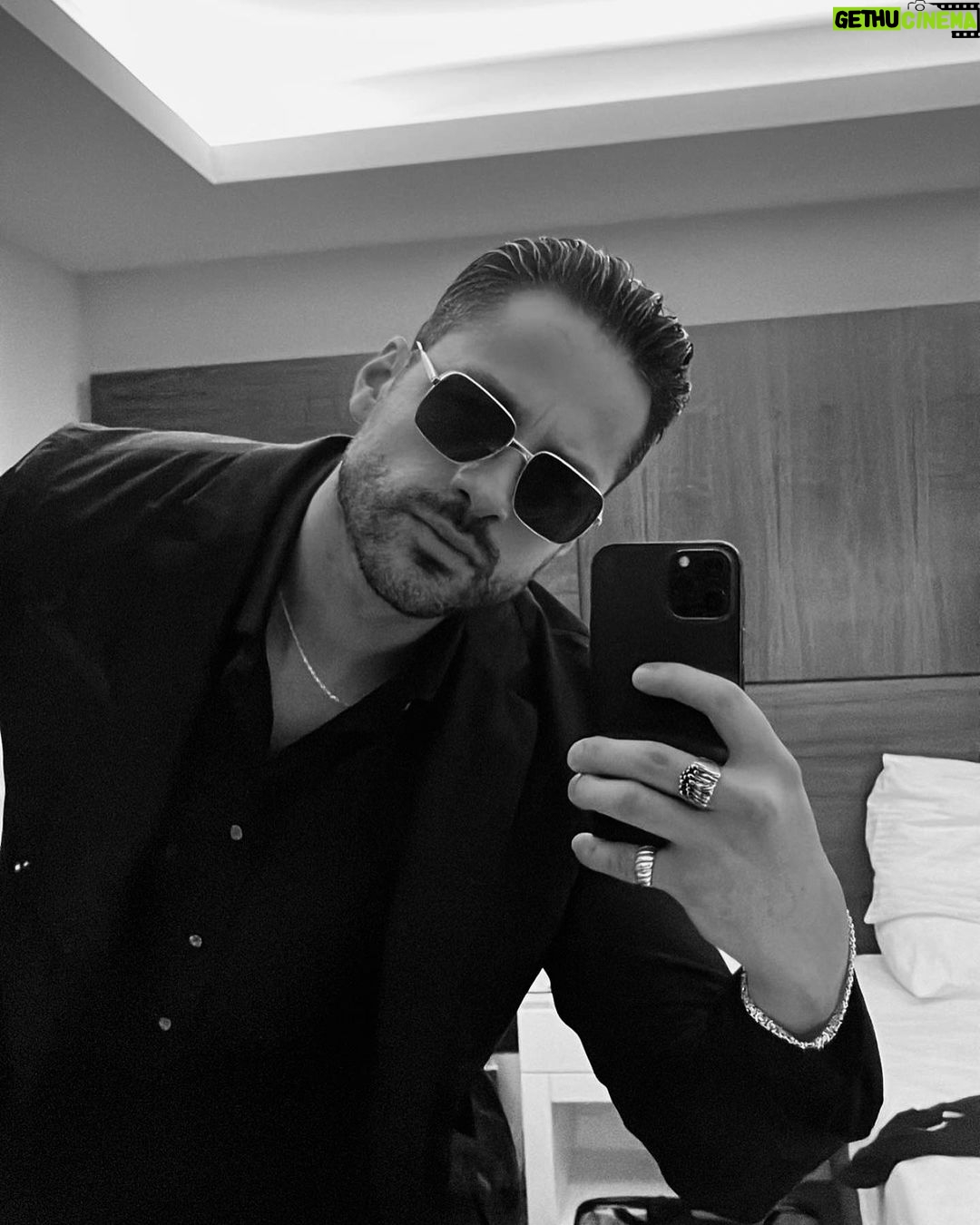 Ekin Mert Daymaz Instagram - Bu sene daha fazla evlenecek dostlarımız yoksa takımları çıkarıyoruz.