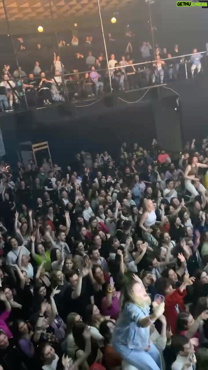 Eldar Dzharakhov Instagram - Если у меня спросят, как прошел концерт в Питере, я покажу это видео. Спасибо вам! Кстати, Питер, как вам наш новый трек с @thehttrs ? Ждете?)