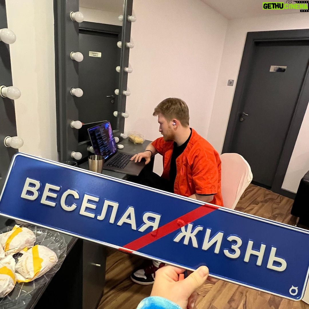 Eldar Dzharakhov Instagram - Съездил в КОМАНДИРОВКУ))) в Дубайскую область. Снял 4 подкаста, скоро возвращаемся на ютуб на еженедельной основе. Ставьте лайки, подписывайтесь на анал Dubai, UAE
