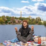 Eldar Dzharakhov Instagram - Я уехал… …и, кажется, впервые в жизни поймал дзен. Настоящий русский дзен!) Ок, поясню: Каждая новая съёмка в КликКлак - это дичайший стресс! После такого хочется одного: спокойствия. А в Москве покой мне только снится(( Поэтому решил все бросить и свалить от суеты на денёк)) И как истинный рэпер, я двинул на зов золота - в Сергиев Посад (ближайший к Мск город Золотого кольца). Что я успел узнать о Сергиевом Посаде? Вот: Сергиев Посад основан Сергием и Стефаном; Дмитрий Донской приходил сюда за благословением перед Куликовской битвой к Сергию Радонежскому; Первая Русская матрёшка была создана здесь всего лишь 130 лет назад. В Келарке (так местные называют Келарский пруд) живут смешные утки. ЗЫ: А на фотке это я ловлю дзен под плейлист проекта «Туры в культуры» от Яндекс. Они создали подборку колыбельных разных народов России, чтобы каждый мог найти спокойствие и умиротворение в близкой ему культуре)) Там есть колыбельные аварцев, самого многочисленного народа Дагестана (я, кстати, лезгин), якутов, татарские мотивы и многие другие. Включить колыбельные можно с помощью Яндекс станции, просто сказав: “Алиса, включи туры в культуры”. Или найти этот альбом на Яндекс музыке и слушать любым удобным способом.