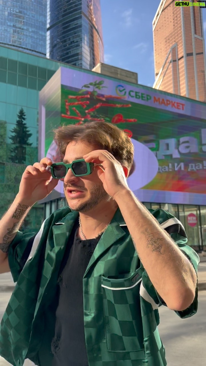 Eldar Dzharakhov Instagram - Офигеть! Как всегда просил мелочь в городе и даже не заметил баннер @music.yandex с моей песней «Домой». Какая приятная неожиданность