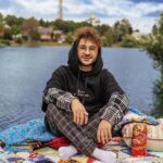 Eldar Dzharakhov Instagram - Я уехал… …и, кажется, впервые в жизни поймал дзен. Настоящий русский дзен!) Ок, поясню: Каждая новая съёмка в КликКлак - это дичайший стресс! После такого хочется одного: спокойствия. А в Москве покой мне только снится(( Поэтому решил все бросить и свалить от суеты на денёк)) И как истинный рэпер, я двинул на зов золота - в Сергиев Посад (ближайший к Мск город Золотого кольца). Что я успел узнать о Сергиевом Посаде? Вот: Сергиев Посад основан Сергием и Стефаном; Дмитрий Донской приходил сюда за благословением перед Куликовской битвой к Сергию Радонежскому; Первая Русская матрёшка была создана здесь всего лишь 130 лет назад. В Келарке (так местные называют Келарский пруд) живут смешные утки. ЗЫ: А на фотке это я ловлю дзен под плейлист проекта «Туры в культуры» от Яндекс. Они создали подборку колыбельных разных народов России, чтобы каждый мог найти спокойствие и умиротворение в близкой ему культуре)) Там есть колыбельные аварцев, самого многочисленного народа Дагестана (я, кстати, лезгин), якутов, татарские мотивы и многие другие. Включить колыбельные можно с помощью Яндекс станции, просто сказав: “Алиса, включи туры в культуры”. Или найти этот альбом на Яндекс музыке и слушать любым удобным способом.