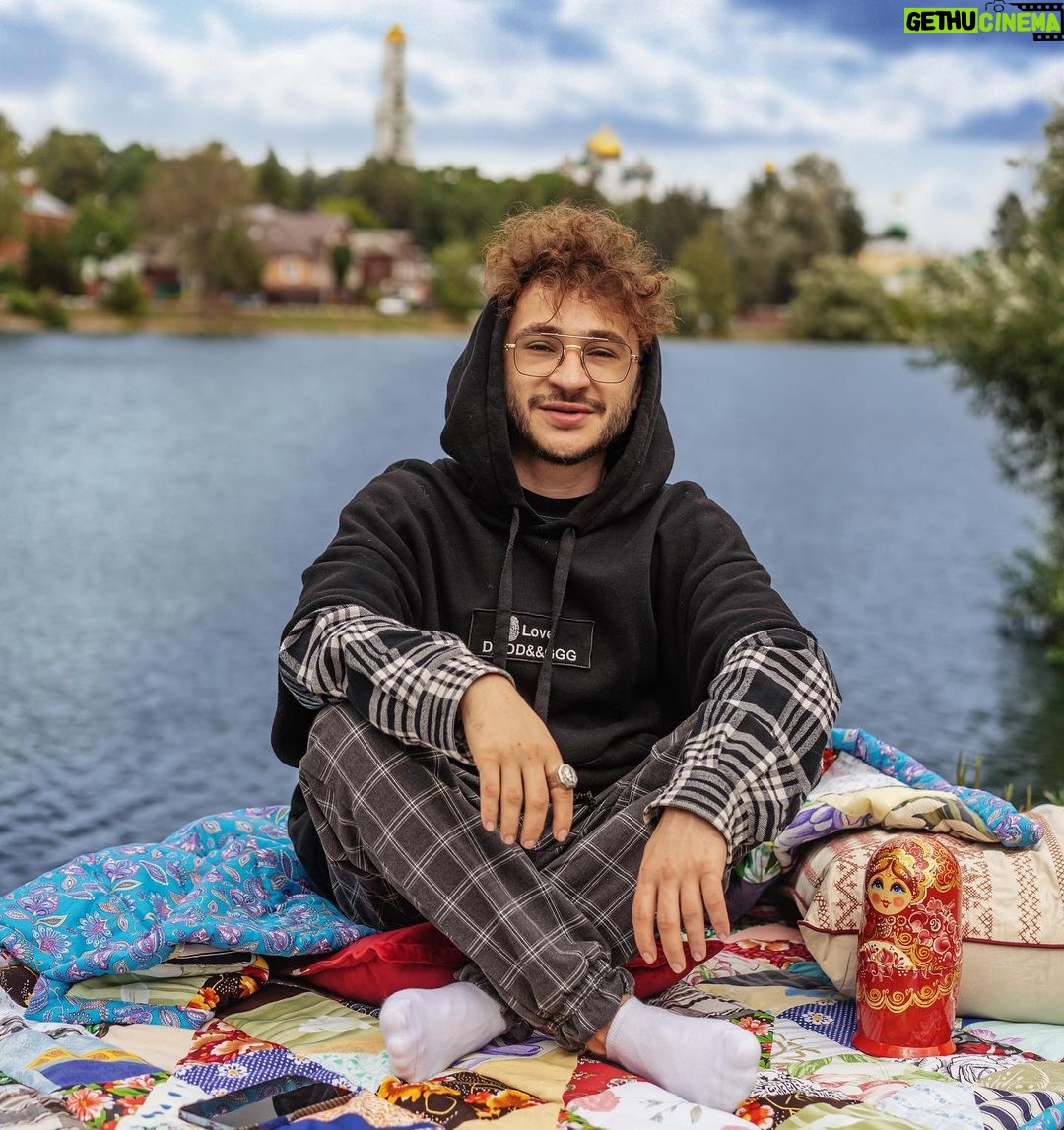 Eldar Dzharakhov Instagram - Я уехал… …и, кажется, впервые в жизни поймал дзен. Настоящий русский дзен!) Ок, поясню: Каждая новая съёмка в КликКлак - это дичайший стресс! После такого хочется одного: спокойствия. А в Москве покой мне только снится(( Поэтому решил все бросить и свалить от суеты на денёк)) И как истинный рэпер, я двинул на зов золота - в Сергиев Посад (ближайший к Мск город Золотого кольца). Что я успел узнать о Сергиевом Посаде? Вот: Сергиев Посад основан Сергием и Стефаном; Дмитрий Донской приходил сюда за благословением перед Куликовской битвой к Сергию Радонежскому; Первая Русская матрёшка была создана здесь всего лишь 130 лет назад. В Келарке (так местные называют Келарский пруд) живут смешные утки. ЗЫ: А на фотке это я ловлю дзен под плейлист проекта «Туры в культуры» от Яндекс. Они создали подборку колыбельных разных народов России, чтобы каждый мог найти спокойствие и умиротворение в близкой ему культуре)) Там есть колыбельные аварцев, самого многочисленного народа Дагестана (я, кстати, лезгин), якутов, татарские мотивы и многие другие. Включить колыбельные можно с помощью Яндекс станции, просто сказав: “Алиса, включи туры в культуры”. Или найти этот альбом на Яндекс музыке и слушать любым удобным способом.