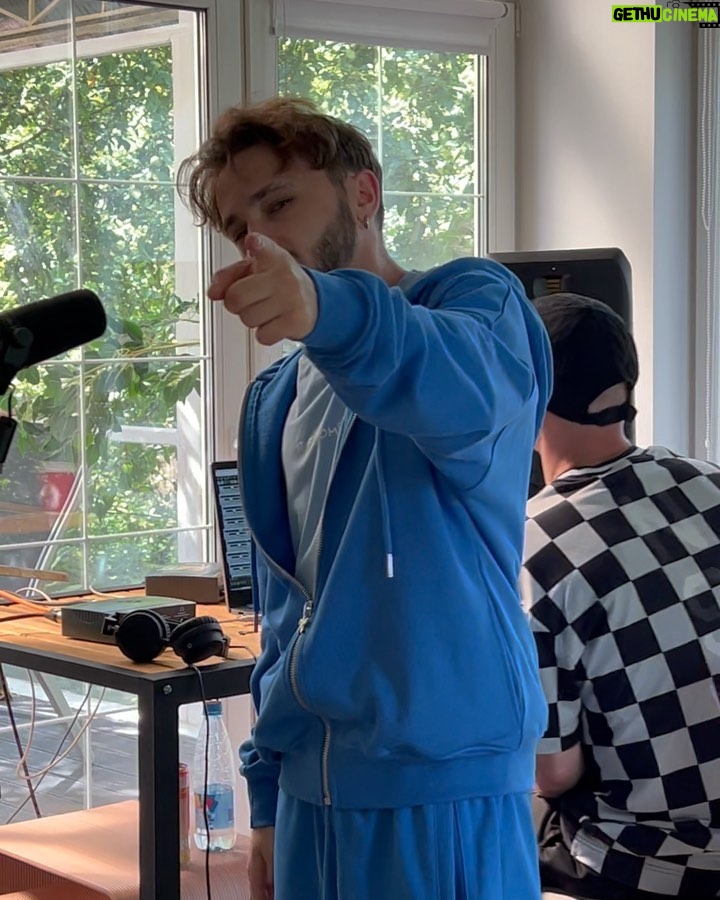 Eldar Dzharakhov Instagram - Джарахов vs ЗЛОЙ МАЛОЙ Music camp день 3: мы потихоньку начали сходить с ума Карлик-вилладж