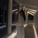 Elena Temnikova Instagram - 5 дней – это много или мало? Зачастую, одни, не успев оглянуться, за понедельником буквально сразу ныряют в пятницу, другие считают минуты до окончания рабочего дня; третьи же - выбирают жить в «сейчас». Потому что каждый день - только наш выбор. 5 дней для того, чтобы выучить новый язык или привести себя в форму – наверное, вряд ли. 5 дней, чтобы четче понять себя и после этого ОСОЗНАННО, шаг за шагом, легко выучить новый язык и начать приводить свое тело в порядок, - да! В моих 5 днях была спрятана целая Вселенная, которую я не знала прежде. Каждый день, каждую секунду лучшие специалисты Первой Линии, невозможно красивые и такие теплые, расписали для меня сверхнасыщенно, тщательно изучив особенности моего организма. ❤️ Превентивная медицина - это про осознанность. Своевременная соломка - самая крепкая, я точно знаю, о чем говорю.😉 Я всегда была уверена, что знаю о себе все. Теперь я могу сказать, что только познакомилась с Леной) И она мне дико нравится! Слово «отпуск» для меня теперь не про «всё включено» под палящим солнцем, а про «все включено» в моей голове и солнце в глазах. Каждый день. Спасибо Маша Грудина @masha_grudina за прекрасную Первую Линию Первая Линия Health Care Resort