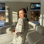 Elena Temnikova Instagram - Иметь большой и уютный дом - весьма популярная мечта для многих, и я была не исключением. Потому что вся семья, все друзья, все вместе и сразу 😍 Кайф. Моя мечта стала реальностью. Но сделать дом таким, как именно я себе представляла, в одиночку если не невозможно, то сложно крайне. Мне повезло - со мной на всех этапах работ была @agamalova_lilit_ И повезло вдвойне, потому что мы абсолютно совпали во вкусах❤️ Очень часто мне поступают предложения о съёмке рум-тура: и от журналистов, и от подписчиков. Но все-таки дом - это особенное энергетически место, поэтому лучше я поделюсь фото здесь😊