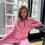 Elena Temnikova Instagram - Даже брутальный Diesel повелся на Barbie-розовый. Этот цвет не про меня. Но! На второй день дождя в Москве хочется бесконечно есть, спать и почему-то розового. Это нормально? У кого так? Через несколько часов вылетаю в Сургут. Там без дождя.