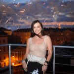 Elena Temnikova Instagram - В чем сила? Сила в любви. Любви, объединяющей все поколения. Питер! Алые паруса! ⛵️ Спасибо всем, кто сегодня исполнял мечты. На Дворцовой площади и у экранов ТВ, на сцене и за ней - спасибо абсолютно каждому. Десятки тысяч счастливых глаз, полных надежды на светлое и мирное будущее. Вот что я сегодня увидела со сцены. Под открытым мирным небом, в лунную ночь или ясный день - пусть сбываются все ваши мечты, дорогие выпускники! Лёгкого и безмятежного пути! 💞