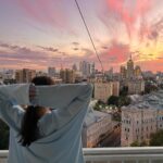 Elena Temnikova Instagram - У самого лучшего города на Земле сегодня день рождения. Москве 876. Красивые цифры очень. Москву я обожаю. В буквальном смысле. Однажды я выбрала этот город, а он выбрал меня. Довольно много путешествуя, я посетила немало мировых столиц. Москва - ван лав. Без преувеличения. Таких (чтобы всё и сразу) городов просто больше нет. Москва прогрессивная, Москва красивая, Москва уютная, Москва круглосуточная, Москва культурная, Москва ночная. Москва может ВСЁ. И, конечно, этот викенд супер насыщен всяческими бесплатными развлечениями для горожан. Слышала, что аттракционы завтра бесплатно. Круто. Если для кого-то слишком круто, то погулять в парках вполне себе альтернатива. А вечером приходите на классные концерты. Их в эти выходные множество и на любой вкус. Я, кстати, буду в Лужниках ровно через час.;) Но. До всего этого не забудьте проголосовать - в Москве выборы мэра лучшего города на планете! И если вы никак не успеваете дойти до участка (прекрасно понимаю, такое плотное расписание развлечений в городе), вы можете это сделать легко удаленно на mos.ru! Всем супер ярких и теплых выходных! Moscow, Russia